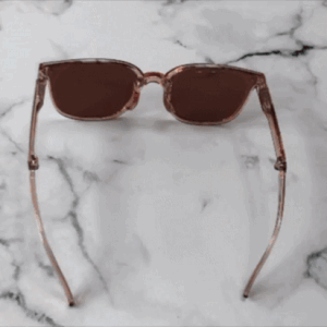 한줌에 쏙! 접어서 보관하는 남녀공용 폴딩 선글라스 (파우치 무료 증정)